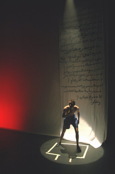Foto EXO2 - 12 Bailarin inmigrante bailando en la carta.jpg